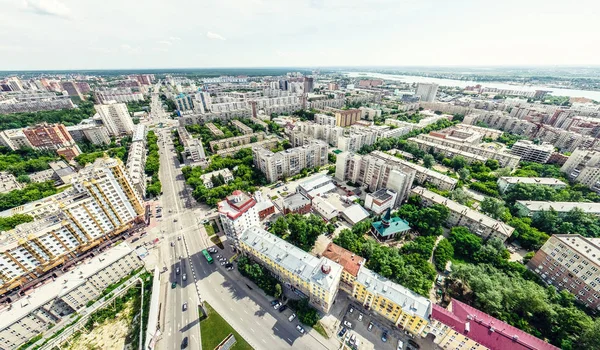 Kesişen yollar, evler, binalar, parklar ve otoparklar olan havacılık şehri manzarası. Güneşli yaz panoramik resmi