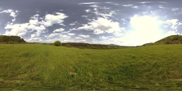 360 VR einer wunderschönen Bergwiese im Zeitraffer im Sommer oder Herbst. Wolken, grünes Gras und Sonnenstrahlen. — Stockvideo