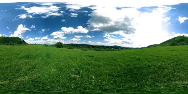 360 VR d'une belle prairie de montagne timelapse à l'heure d'été ou d'automne. Nuages, herbe verte et rayons du soleil. — Video