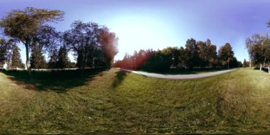 Bir şehir parkının UHD 4K 360 VR Sanal Gerçekliği. Sonbaharda ya da yaz gününde ağaçlar ve yeşil çimenler