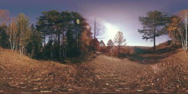 4k Sonbahar zaman bir güzel dağ sahnenin 360 Vr sanal gerçeklik. Vahşi Rus dağlar ve turist adam.