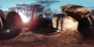 4K 360 VR sonbahar zamanındaki güzel bir dağ manzarasının sanal gerçekliği. Vahşi Sibirya Dağları.
