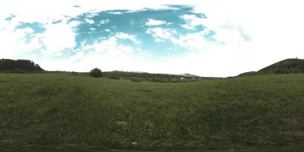 360 VR de um belo cume do prado da montanha no verão ou no outono. Nuvens, relva verde e raios solares. — Vídeo de Stock