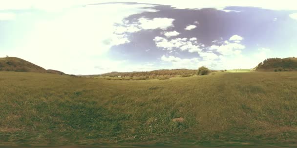 360 VR d'une belle prairie de montagne timelapse à l'heure d'été ou d'automne. Nuages, herbe verte et rayons du soleil. — Video