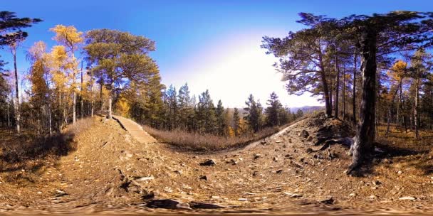 4k 360 Vr virtual Reality van een prachtige berg scène bij de herfst. Wild Russische bergen en toeristische man. — Stockvideo