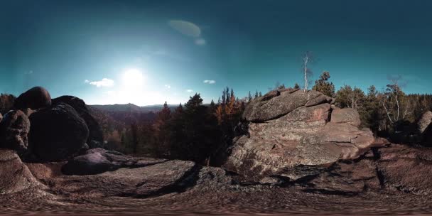 4K 360 VR kauniin vuoristomaiseman virtuaalitodellisuus syksyllä. Luonnonvaraiset Siperian vuoret. — kuvapankkivideo