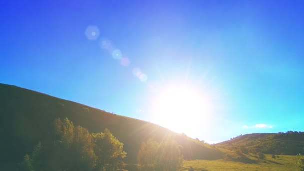 4K UHD prairie de montagne timelapse à l'été. Nuages, arbres, herbe verte et mouvement des rayons du soleil. — Video