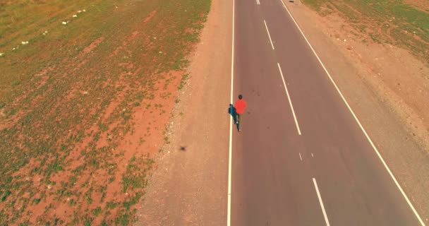 Yeni asfalt yol, sportif adam alçak irtifa uçuş — Stok video