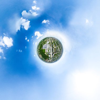 Kesişen yollar, evler, binalar, parklar ve otoparklar olan havacılık şehri manzarası. Güneşli yaz panoramik resmi