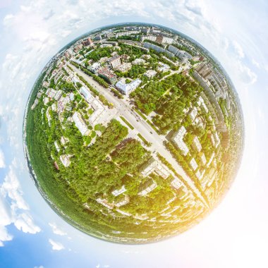 Kesişen yollar, evler, binalar, parklar ve otoparklar olan havacılık şehri manzarası. Güneşli yaz panoramik resmi