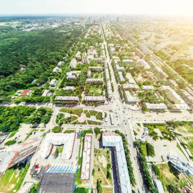 Kesişen yollar, evler, binalar, parklar ve otoparklar olan havacılık şehri manzarası. Güneşli yaz panoramik resmi