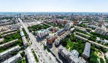 Kesişen yollar, evler, binalar, parklar ve otoparklar olan havacılık şehri manzarası. Güneşli yaz panoramik resmi