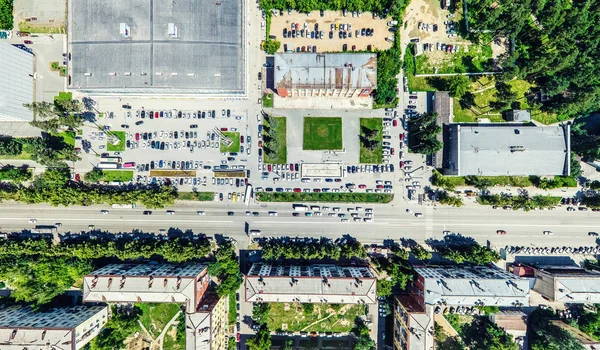 Widok z lotu ptaka na skrzyżowanie dróg i dróg, domy, budynki, parki i parkingi. Słoneczny letni panoramiczny obraz — Zdjęcie stockowe