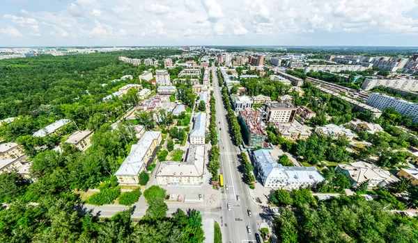 Uitzicht op de stad vanuit de lucht met kruispunten en wegen, huizen, gebouwen, parken en parkeerplaatsen. Zonnige zomer panoramisch beeld — Stockfoto