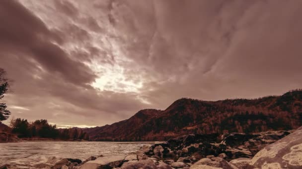 山の森の近くの川の時間経過ショット。巨大な岩と高速雲 movenings。水平方向のスライダーの動き — ストック動画