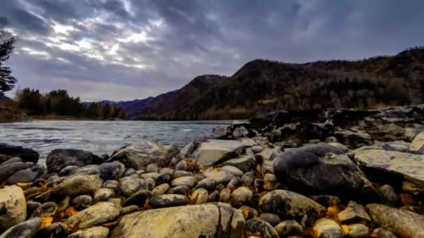 Tiro de lapso de tiempo de un río cerca del bosque de montaña. Grandes rocas y veladas de nubes rápidas. Movimiento deslizante horizontal — Vídeo de stock