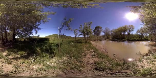 UHD 4K 360 VR Bir nehrin Sanal Gerçekliği güzel dağ ormanlarında kayaların üzerinden akıyor — Stok video