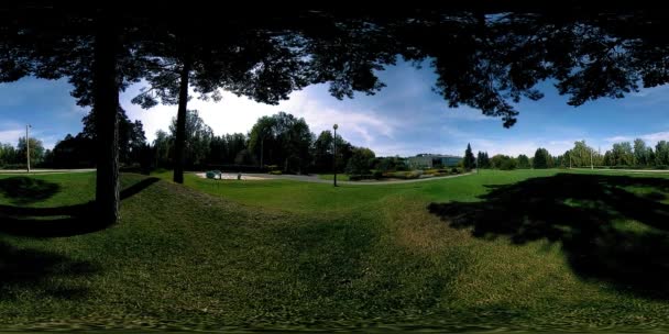 UHD 4K 360 VR Realtà Virtuale di un'area ricreativa del parco cittadino. Alberi ed erba verde al giorno d'autunno o d'estate — Video Stock