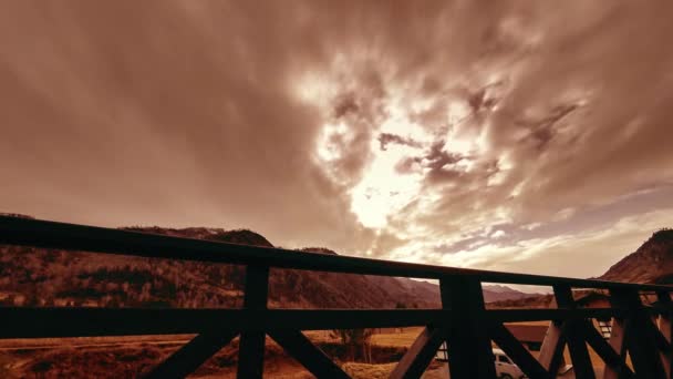 Včas dřevěný plot na vysoké terase v horské krajině s mraky. Vodorovný posuvník — Stock video