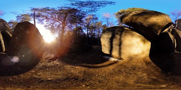 4K 360 VR 가상현실: 가을에 아름다운 산 풍경이 펼쳐진다. 시베리아의 산들. — 비디오