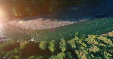 Güneşli yaz sabahında kayalarla birlikte taze, hızlı dağ nehri üzerinde alçak irtifa uçuşu..