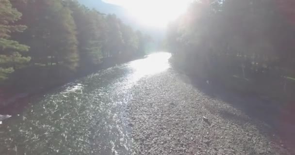 Tiefflug über frischen schnellen Gebirgsfluss mit Felsen an sonnigem Sommermorgen. — Stockvideo