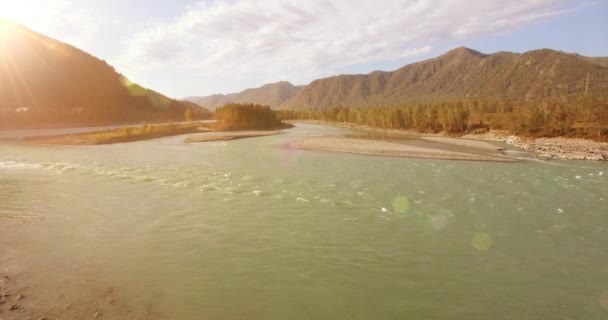 日当たりの良い夏の朝に岩と新鮮な速い山の川の上の低高度飛行. — ストック動画