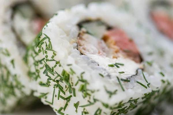 Japanisches Restaurant, Sushi Maki Gunkan Rollteller oder Plattenset. Sushi-Set und Komposition — Stockfoto