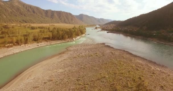 Vuelo de baja altitud sobre el río fresco de montaña rápida con rocas en la soleada mañana de verano. — Vídeo de stock