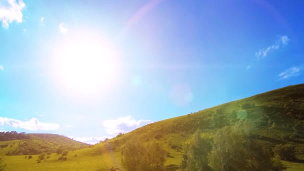 4K UHD bergweide tijdspanne in de zomer. Wolken, bomen, groen gras en zonnestralen. — Stockvideo