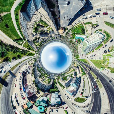 Kesişen yollar, evler, binalar, parklar ve otoparklar olan havacılık şehri manzarası. Güneşli yaz panoramik resmi