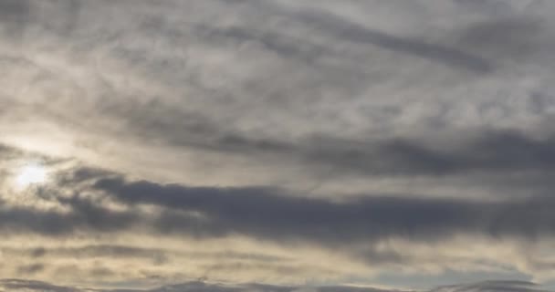 Zeitraffer der Abendsonne, die durch die kalten Nebelwolken in den Bergen auftaucht. Sonnenuntergang im Bergnebel. — Stockvideo