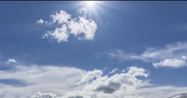 Lapso de tempo de paisagem nublada atrás do topo das montanhas. Neve, pedras, penhascos e céu azul profundo. Alta altitude. — Vídeo de Stock