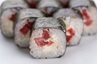 Japon Gıda Restoran, sushi maki gunkan rulo levha veya plakalı ayarlayın. Sushi seti ve kompozisyon