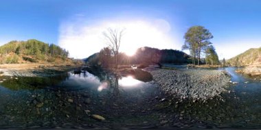 Vahşi dağların, çam ormanlarının ve nehir akışlarının 360 VR sanal gerçekliği. Ulusal park, çayır ve güneş ışınları.