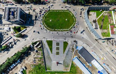 Kesişen yollar ve yollar olan havacılık şehri manzarası, binalar. Helikopter vuruldu. Panoramik resim.