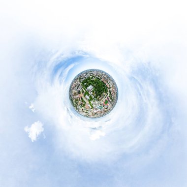 Kesişen yollar, evler, binalar, parklar ve otoparklar olan havacılık şehri manzarası. Güneşli yaz panoramik resmi