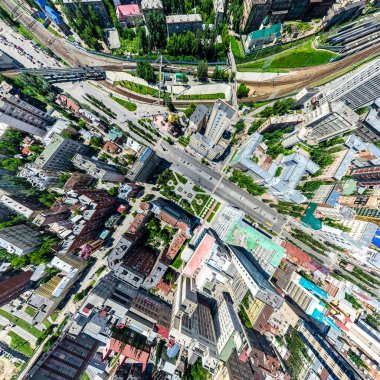 Kesişen yollar, evler, binalar, parklar ve otoparklar olan havacılık şehri manzarası. Güneşli yaz panoramik resmi