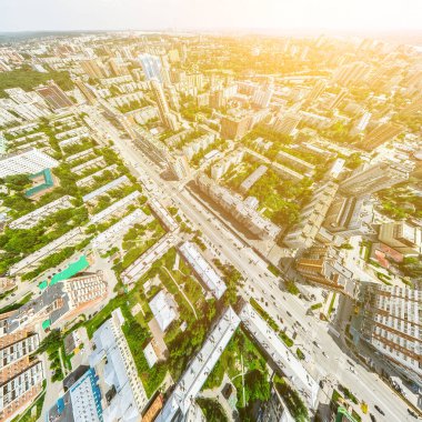 Kesişen yollar, evler, binalar, parklar ve otoparklar olan havacılık şehri manzarası. Güneşli yaz panoramik resmi