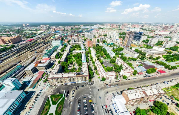 Вид на город с воздуха. Городской пейзаж. Выстрел вертолётом. Панорамное изображение. — стоковое фото