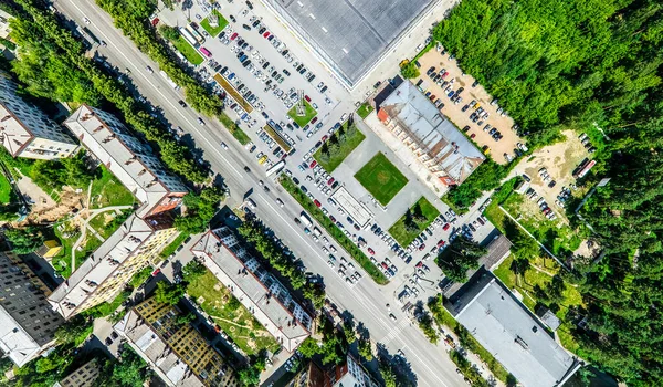 Widok z lotu ptaka na skrzyżowanie dróg i dróg, domy, budynki, parki i parkingi. Słoneczny letni panoramiczny obraz — Zdjęcie stockowe