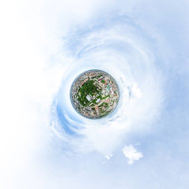 Kesişen yollar, evler, binalar, parklar ve otoparklar olan havacılık şehri manzarası. Güneşli yaz panoramik resmi