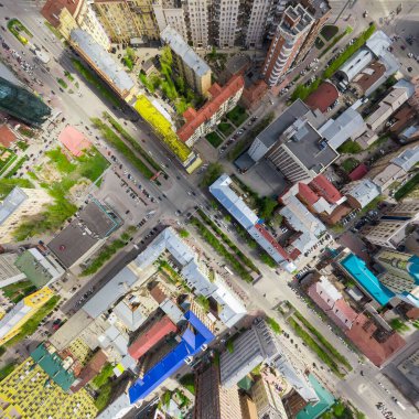 Kesişen yollar ve yollar olan havacılık şehri manzarası, binalar. Helikopter vuruldu. Panoramik resim.