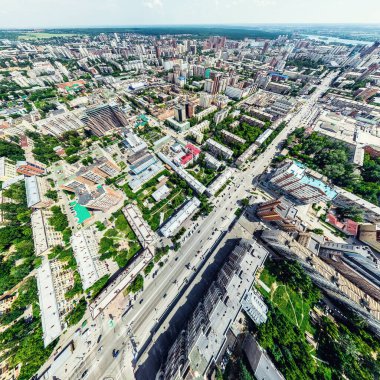 Kesişen yollar, evler, binalar, parklar ve otoparklar olan havacılık şehri manzarası. Güneşli yaz panoramik resmi