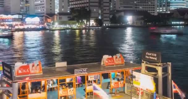 Timelapse del puerto de Maharaj y la zona del ferry en el río Chao Phraya. Iluminación nocturna en Bangkok, Asia, Tailandia, 22 NOV 2018 — Vídeos de Stock