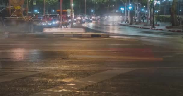 सड़क चौराहे पर रात शहर यातायात का हाइपरलैप। कारों और मोटरबाइक आंदोलन का समयरेखा . — स्टॉक वीडियो