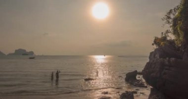 Gün batımında deniz ya da okyanus üzerinde ışık hızının artması. Tropik iklimde sıcak yaz havası. Panoramik hareket.