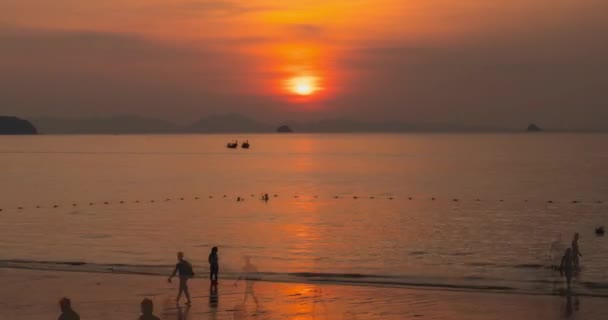 Upadek światła nad morzem lub oceanem o zachodzie słońca. Gorąca letnia pogoda w Tropikach. Ruch panoramiczny. — Wideo stockowe