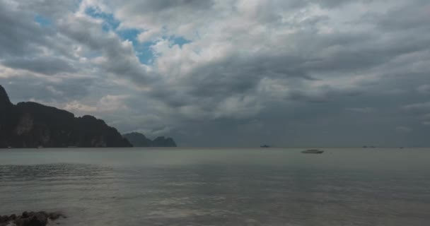 Tiden rinner ut för regnmoln över stranden och havslandskapet med båtar. Tropisk storm i havet. — Stockvideo