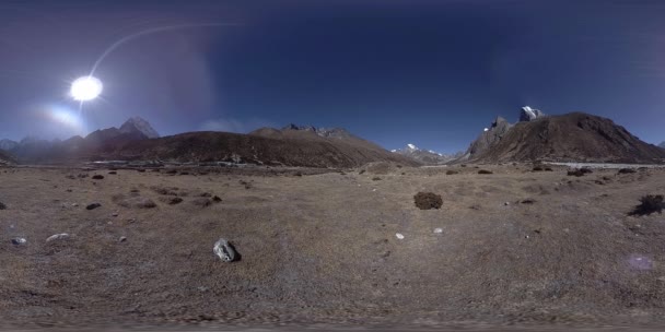 4K VR Dingboche és Pheriche falu Nepálban, alapvető pontja everest tábor pályán. EBC. Buddhista sztúpa a hegyen. — Stock videók